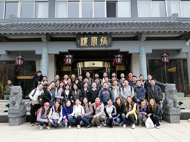 2011。04。30黃山之旅（晨拍——晨起的我們，個(gè)個(gè)張大嘴巴，原來(lái)心里想著“俺要吃”V.jpg